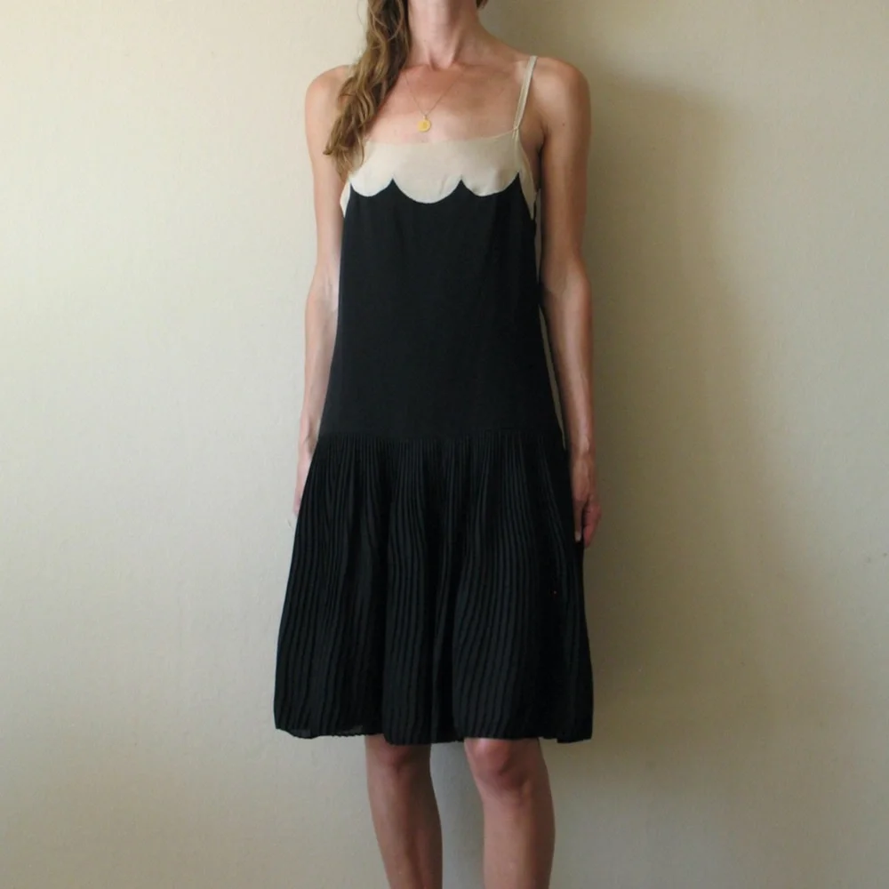 Lyell NYC scalloped silk pleated dress - Picture 3 of 7